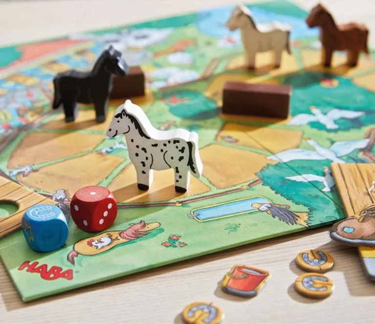 Jeu de société enfants avec chevaux en bois et dés colorés